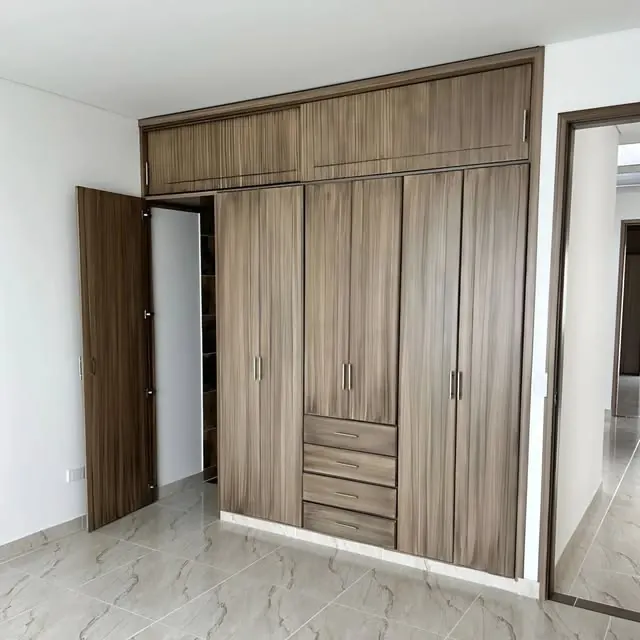 Closet empotrado en madera