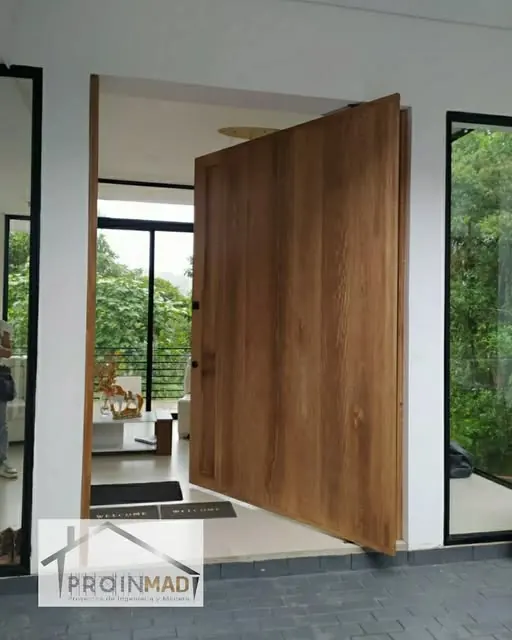 Puerta pivotante en madera